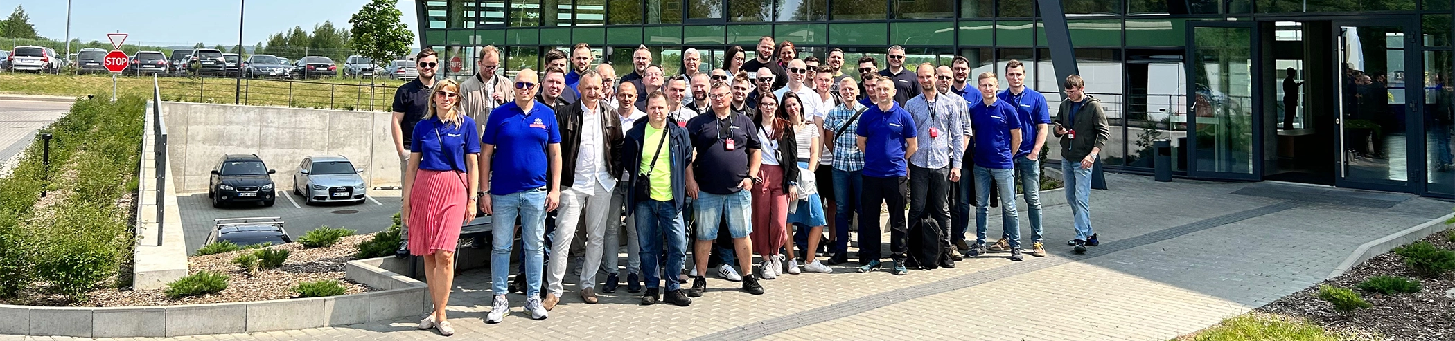 Klienci VENTIA przed wejściem do fabryki central wentylacyjnych Komfovent